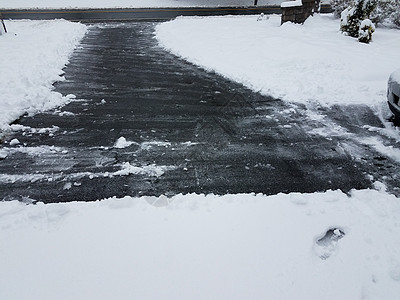 冬季有白雪铲铁铲的沥青车道白色沉淀寒冷天气小路街道图片