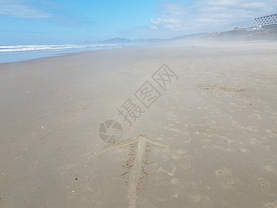 在俄勒冈州纽波特的沙滩上用箭撒沙海洋海岸海滩波浪图片