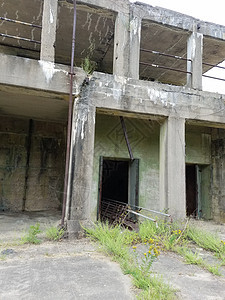 使用杂草的老旧废弃水泥建筑灰色植物风化路面图片