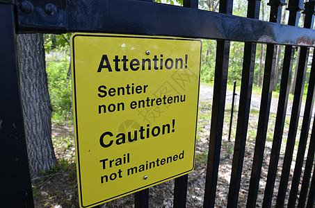 黄色警告线索没有保留英文和法文的标志牌号英文法文公园击剑栅栏英语踪迹小路指示牌图片