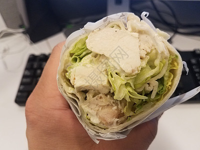 用玉米饼和电脑包装鸡鸡和生菜家禽午餐键盘卷饼小吃背景图片