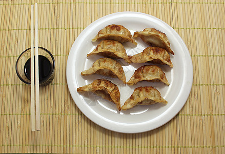 亚洲炸式大鸡早餐竹子美食筷子盘子蔬菜水饺午餐油炸酱油图片