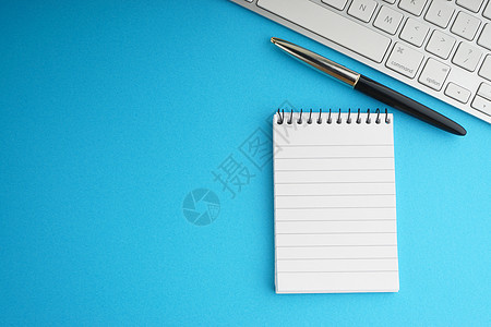 蓝色背景上带有办公室固定概念的平面业务生活咖啡笔记金融插图设计师文档学校商业记事本图片