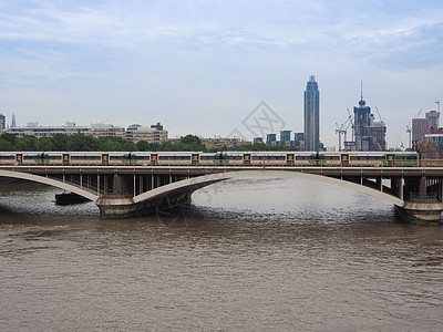 伦敦泰晤士河上的格罗斯文尔桥地标运输铁路交通轨道建筑学城市英语建筑景观图片