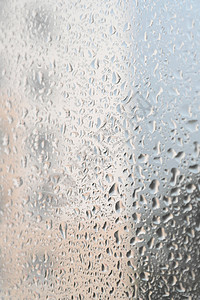 在夏雨天灰色运动绿色时间下雨窗户天空天气雨滴玻璃背景图片