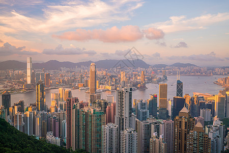 维多利亚港和香港天际的全景观城市天空顶峰商业日落天线办公室摩天大楼建筑场景图片