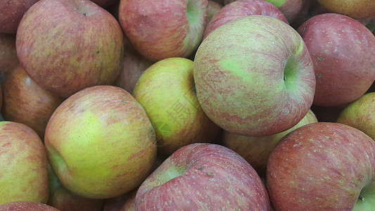 市场上销售的新鲜红绿苹果堆积吃饭饮食食物健康饮食背景水平团体红色营养水果图片