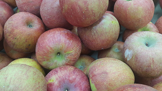 市场上销售的新鲜红绿苹果堆积团体纹理摄影饮食食物水果健康饮食吃饭红色营养图片