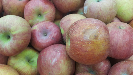 市场上销售的新鲜红绿苹果堆积吃饭纹理健康饮食团体背景摄影水平食物营养红色图片