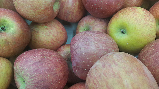 市场上销售的新鲜红绿苹果堆积团体饮食吃饭营养食物背景摄影红色健康饮食水果图片