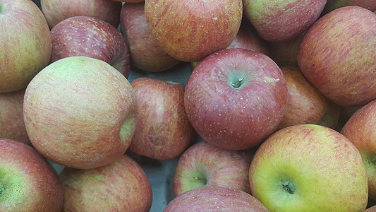 市场上销售的新鲜红绿苹果堆积摄影水果饮食背景健康饮食水平团体红色营养纹理图片