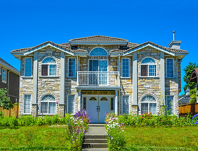 豪华家庭房屋 有景观和蓝天背景图片