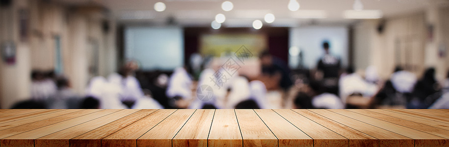 全景空空的干净木板柜台 最上面是模糊的学生沙土课堂教育房间乡村学习桌子测试木头大厅大学图片