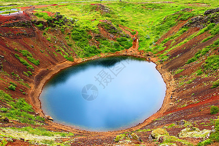 冰岛喀里德火山坑绿色陨石旅游蓝色红色火山岩石天空风景圆圈图片