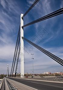 现代桥架细节天空交通工程金属电缆城市运输白色蓝色旅行背景