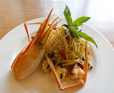 意大利面条意大利面和新鲜的辣虾酱在木头上厨房甲壳辣椒市场动物面团营养品贝类小龙虾宏观图片