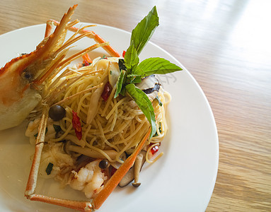 意大利面条意大利面和新鲜的辣虾酱在木头上胡椒小龙虾炊具贝类辣椒面团餐厅海鲜厨房宏观图片