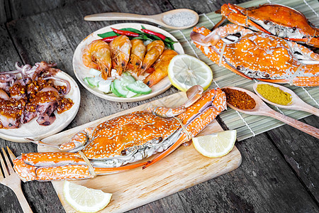 黑底蟹虾 大螃蟹和深底虾柠檬美味盘子龙虾甲壳奢华小龙虾贝类动物食物图片