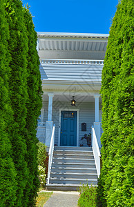 门前的铁门 有楼梯和通道 通往入口处房子入口住宅树篱栅栏晴天脚步绿色院子图片