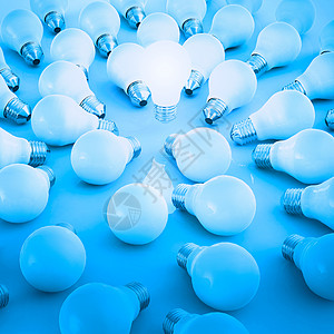 3个正在生长的灯泡 从未白光闪亮的BB站出来创造力白炽灯蓝色领导活力智力力量照明点燃人群图片