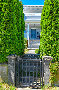 门前的铁门 有楼梯和通道 通往入口处院子住宅入口绿色脚步晴天栅栏房子树篱图片