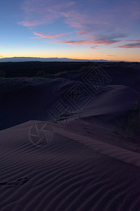 沙漠黄昏时的紫沙丘图片