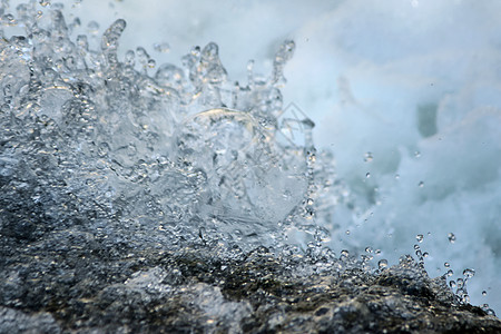 自然小溪中流淌着清澈而新鲜的水流 环境 水保护概念 笑声流动文学液体溪流激流水文淡水泉水飞溅图片