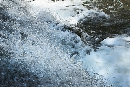 清清楚楚的淡水在小溪中流淌流动溪流环境液体泉水激流水文飞溅文学图片