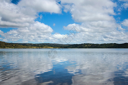 在湖水中反射的积云云天空蓝色地平线晴天淡水丘陵水库云景液体图片