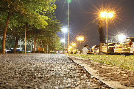 晚上马路晚上公共公园 人们运动慢跑 坐着放松背景