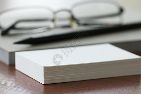 在办公室木制桌子上用铅笔贴着纸条职场工作笔记空白白色眼镜床单笔记本文书会议图片