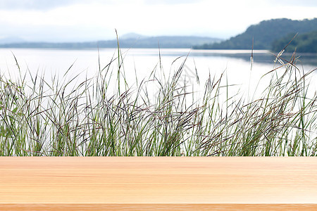 河流景观山脉的草地自然和地表水上的木板 塞拉利昂科迪勒拉的空木桌地板 木桌板前空的草地和天空早晨的阳光海洋架子海岸线晴天花园太阳图片