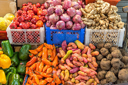 供市场销售的混合蔬菜图片