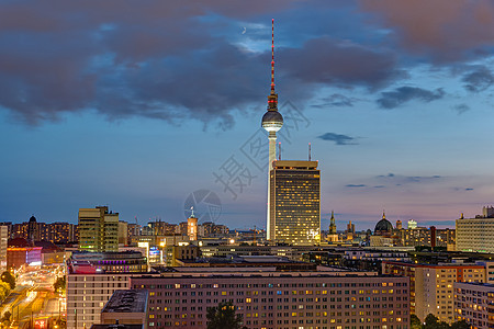 电视塔和柏林市中心在黄昏图片