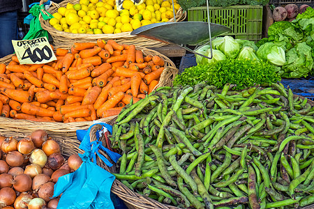 供市场销售的蔬菜篮子柠檬萝卜生产洋葱草药韭葱香菜花园营养图片