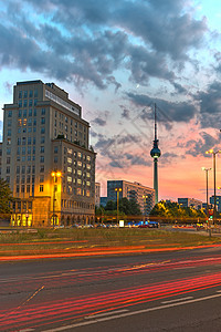 日落后柏林的施特劳斯伯格普拉茨地标月亮戏剧性橙子建筑学天空建筑正方形全景景观图片