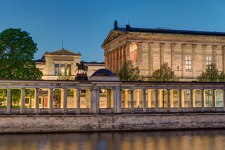 夜间在柏林的旧国家美术馆图片