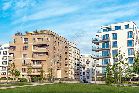 柏林的现代多家庭之家投资阳台建筑房地产树木建筑学市场财产晴天土地图片