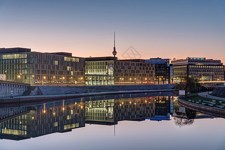 日出在柏林的斯普里河城市建筑办公大楼地标积木天际反射商业广场天空图片