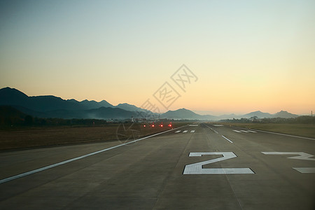 机场跑道在黎明时分 旅行 空运 航空工业概念图片