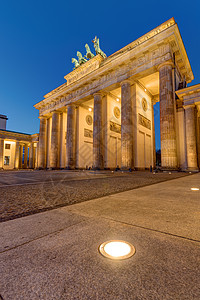 白兰登堡在柏林夜里雕像青铜马匹蓝色建筑照明夜景雕塑历史性地标图片