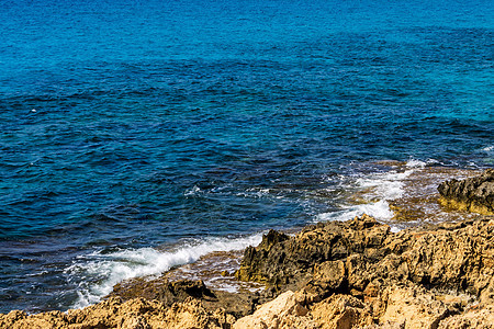 岩石和蓝色波浪假期海岸海岸线支撑石头海景海洋风景海浪图片