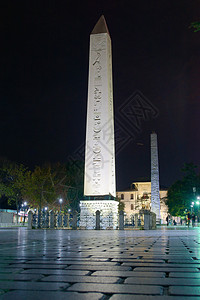狄奥多西方尖碑在晚上 法老图特摩斯三世的古埃及方尖碑 现在位于土耳其伊斯坦布尔图片