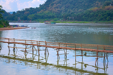 南汗河上方的竹桥 与老挝勃朗 普拉邦的湄公河汇合热带丛林文化旅行木桥竹子淡水图片