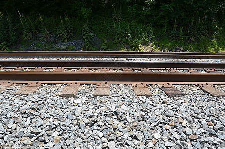 带石头的铁金属铁路火车轨道运输曲目工业铁轨岩石图片