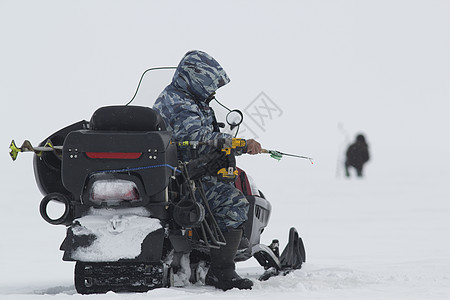 人骑雪车     渔民在湖边捕冰钓鱼图片