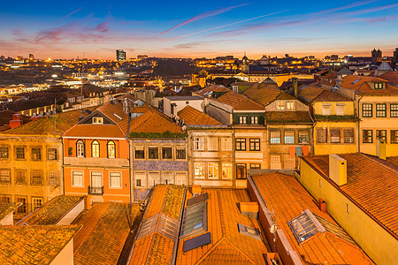 一排传统葡萄牙建筑风格的房屋 葡萄牙波尔图美丽的日落图片