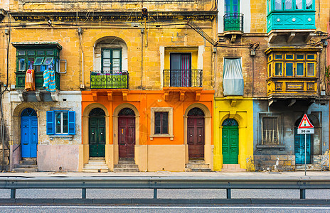 马耳他 瓦莱塔 一座拥有传统麦芽阳台的住宅楼面窗户历史建筑学房子黄色建筑城市街道图片