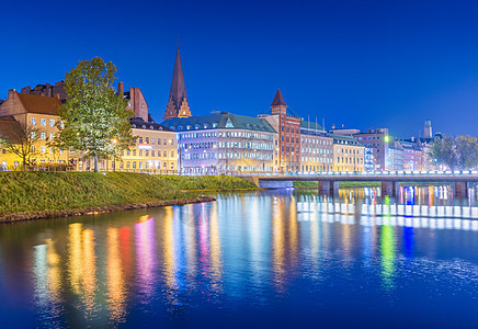 夜间城市景色 晚上瑞典马尔默市风景 美丽的欧洲城镇在水面上反射图片