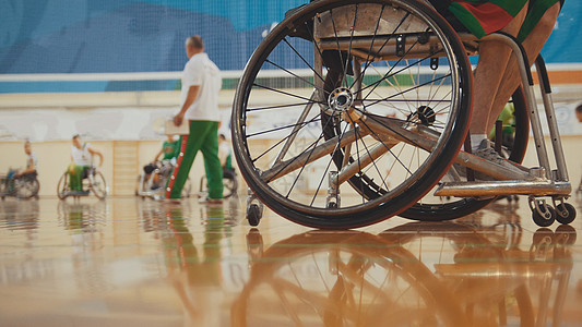 体育训练期间轮椅残疾人篮球运动员轮式运动训练时的轮子图片